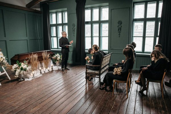 Choisir un officiant funérailles pour un adieu mémorable